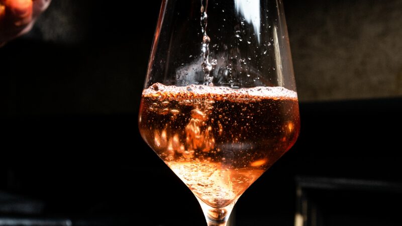 Wino bezalkoholowe: Wszystko, co musisz wiedzieć w 2025 roku