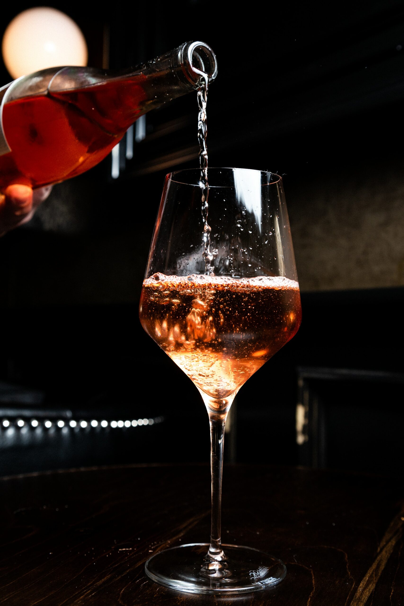 Wino bezalkoholowe: Wszystko, co musisz wiedzieć w 2025 roku